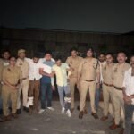 महिला पर्यटक की चेन लूटने वाले स्नैचर्स पुलिस मुठभेड़ में दबोचे,: दोनों के पैरों में लगी गोली