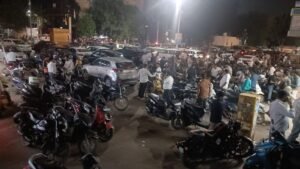 पुलिस चौकी से 20 कदम दूर पार्किंग में सजती है शराबियों की महफिल